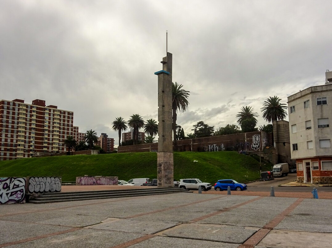 Empedrada de una calle antigua de Montevideo iluminada por un farol nocturno