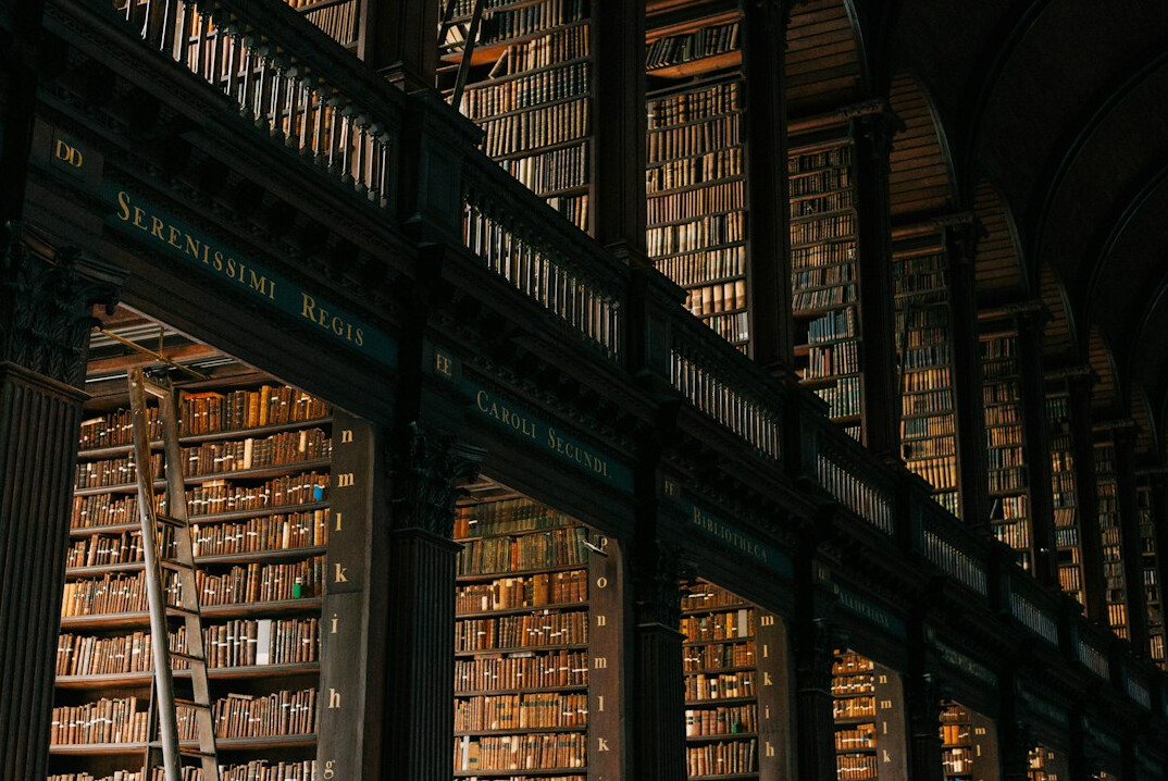 Estanterías de una antigua biblioteca de archivo con libros históricos