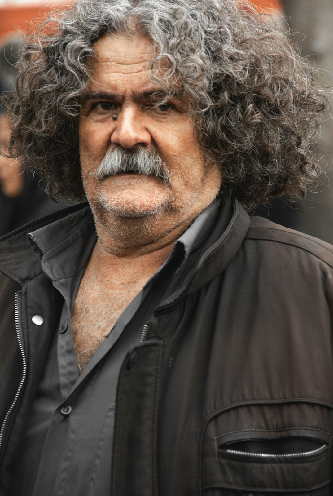 Retrato de un hombre uruguayo de unos 40 años, escritor de ficción policial
